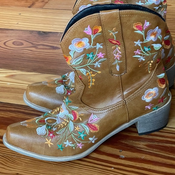 Ladies boots - Picture 1 of 11